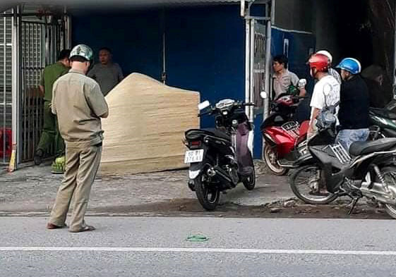 Thanh nien chet guc tren xe may ben duong