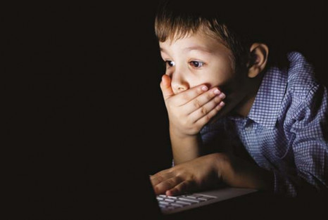 Giat minh khi gap con trai 10 tuoi xem phim nguoi lon