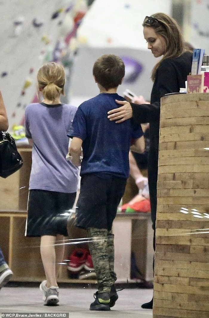 Cô vẫn thường tranh thủ thời gian rảnh rỗi để đưa các con đi chơi, đi mua sắm.