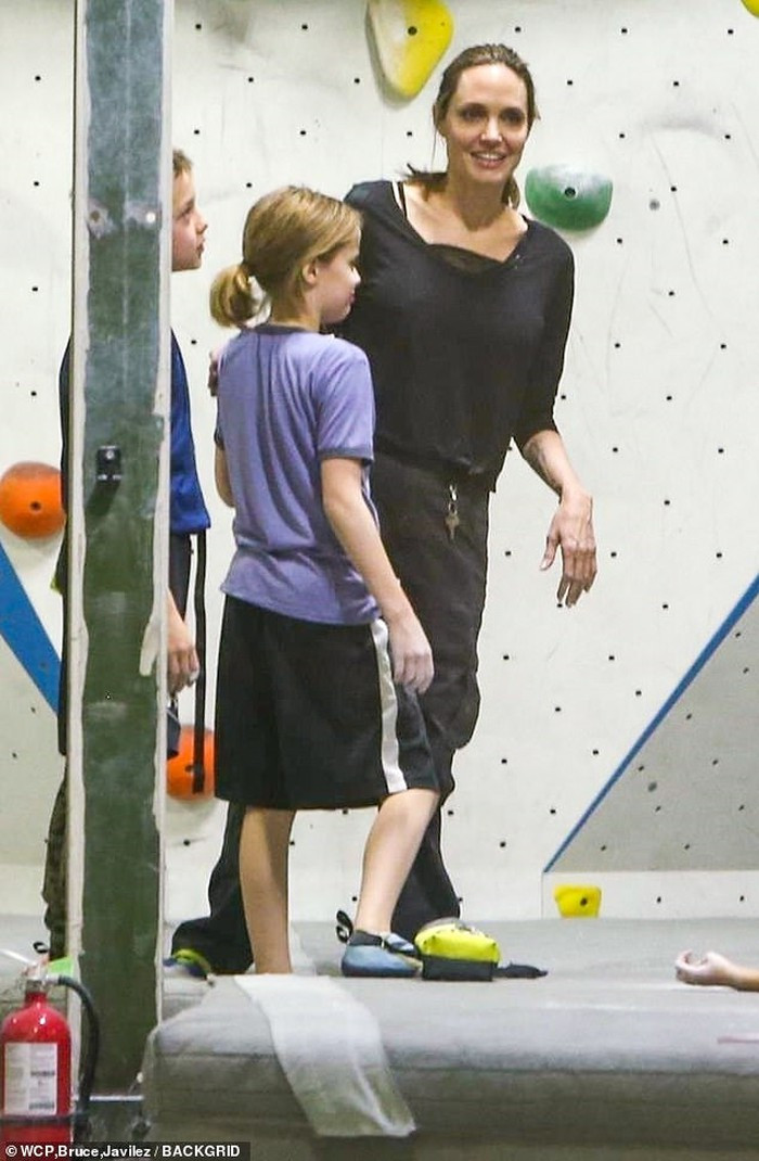 Angelina Jolie dường như chẳng mấy quan tâm đến chuyện Brad Pitt đang hẹn hò với nữ diễn viên Charlize Theron.