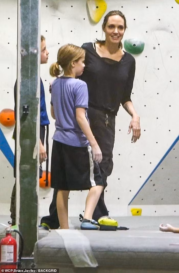 Angelina Jolie dường như chẳng mấy quan tâm đến chuyện Brad Pitt đang hẹn hò với nữ diễn viên Charlize Theron.