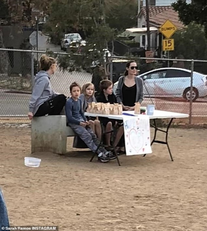 Angelina Jolie và các con đã có buổi bán hàng từ thiện trong công viên ở Los Angeles. Nữ diễn viên cùng bé Shiloh, Vivienne và Knox ngồi trong một góc công viên để bán đồ ăn vặt hữu cơ cho thú cưng.