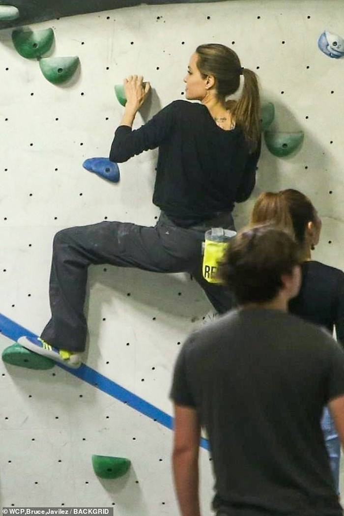 Nữ diễn viên ăn vận trẻ trung, buộc tóc gọn gàng, năng động.