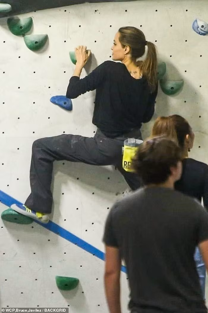 Nữ diễn viên ăn vận trẻ trung, buộc tóc gọn gàng, năng động.