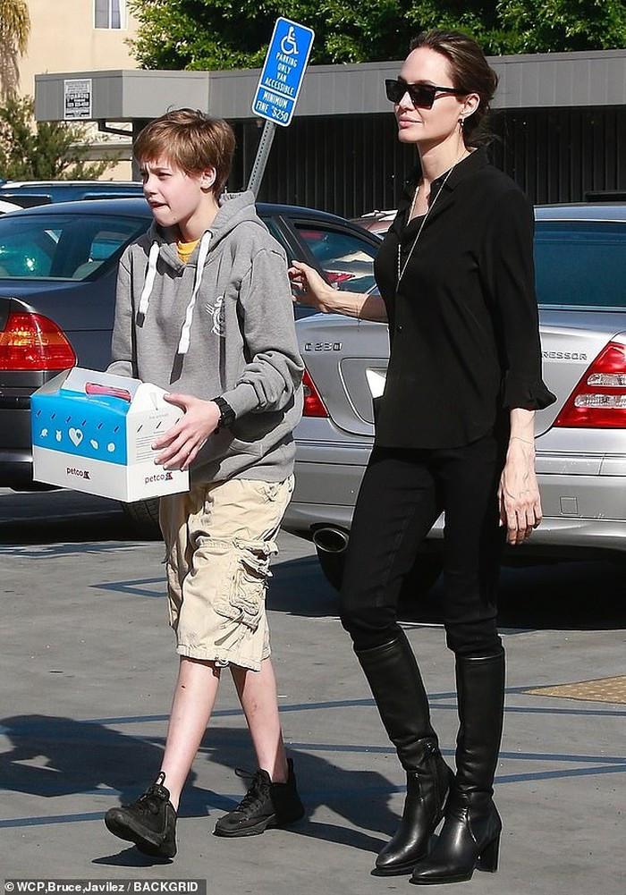 Trong khi đó, con gái cưng của nữ diễn viên lại ăn mặc theo phong cách "tomboy" cá tính.