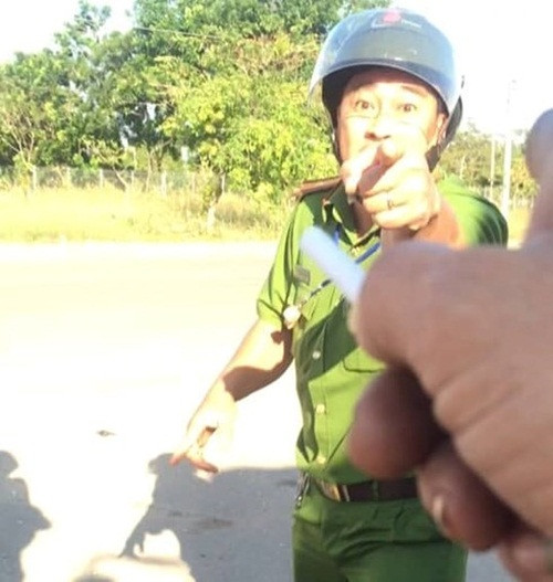 Tam dinh chi cong tac thieu ta cong an chui boi tai xe do bi kich dong