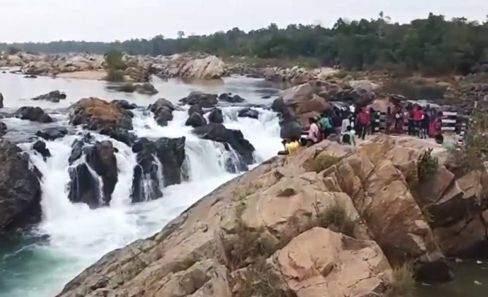 Be 12 tuoi chet tuc tuoi truoc mat ban be, chi vi...-Hinh-3