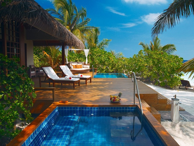 Khách đến đây có thể lựa chọn nhiều loại biệt thự, trong đó có 24 biệt thự Deluxe Villa với diện tích 89m vuông cùng phòng tắm ngoài trời. Giá cho biệt thự này là 370 USD/đêm (~8,6 triệu VND) cho 2 người vào mùa thấp điểm và 870 USD/đêm (~20,2 triệu VND) vào mùa cao điểm.