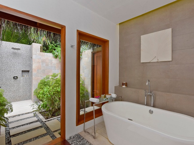 Những căn biệt thự ở đây có diện tích 268m vuông, với phòng ngủ và phòng khách riêng biệt, cùng với phòng tắm rộng rãi với đồ dùng vệ sinh hạng sang. Căn Baros Residence này cũng có bể bơi vô cực riêng, giá ở khu này dao động từ 1.540 đến 2.475 USD/ đêm (35,7 – 57,4 triệu VND).