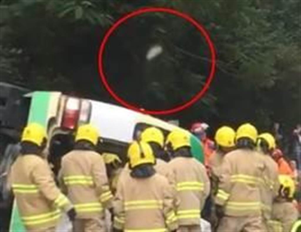 Anh nghi linh hon bay len sau tai nan xe va su that tranh cai...