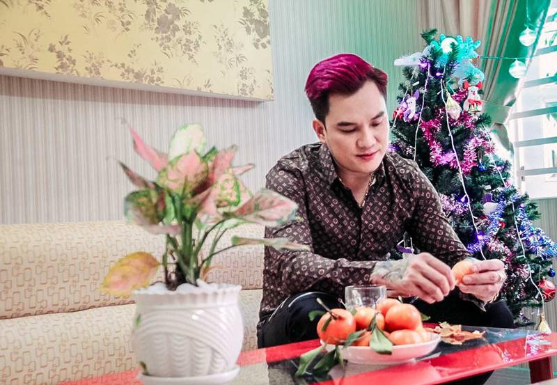 Nói về căn nhà mới tại TP. HCM ca sĩ Lâm Chấn Huy cho hay, anh đã sinh sống được 2 năm trong căn nhà này. Ước tính căn nhà trị giá 5 tỷ, bao gồm 1 trệt, 4 lầu. Nam ca sĩ nổi tiếng dòng nhạc thị trường cho biết do mải mê ca hát anh quên cả chuyện tình cảm cá nhân. Hiện anh vẫn một thân một mình chạy show khắp các tỉnh thành trong và ngoài nước.