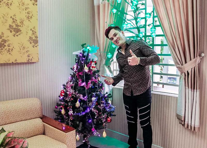 Bước vào căn nhà của nam ca sĩ có thể đoán ra rằng anh là người khá duy tâm. Phòng khách gây ấn tượng bởi nét mộc mạc, dễ chịu và ấm cúng.