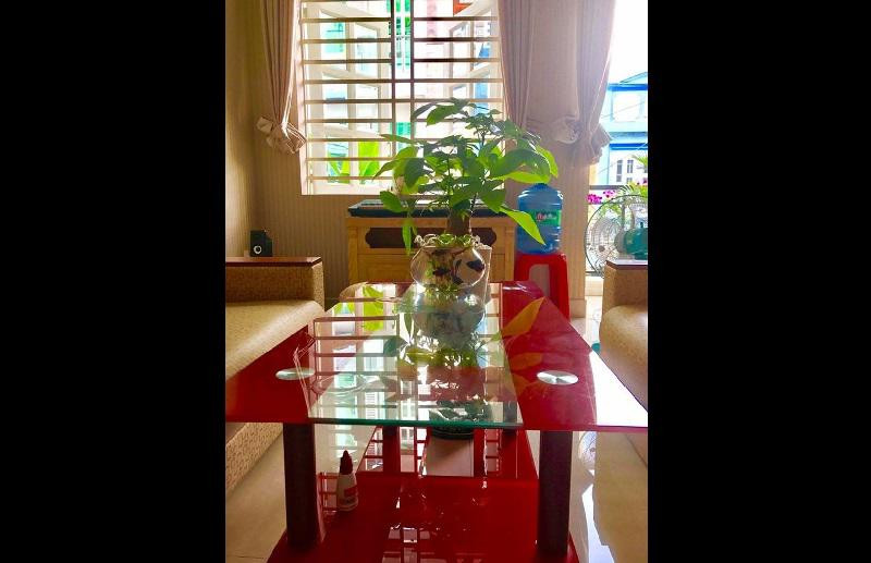 Từ góc chơi nhạc, anh có thể nhìn xuống ban công nhà. Trên tầng 2 nam ca sĩ cũng đặt 1 bàn uống nước nhỏ và sofa màu vàng tạo không khí ấm cúng.