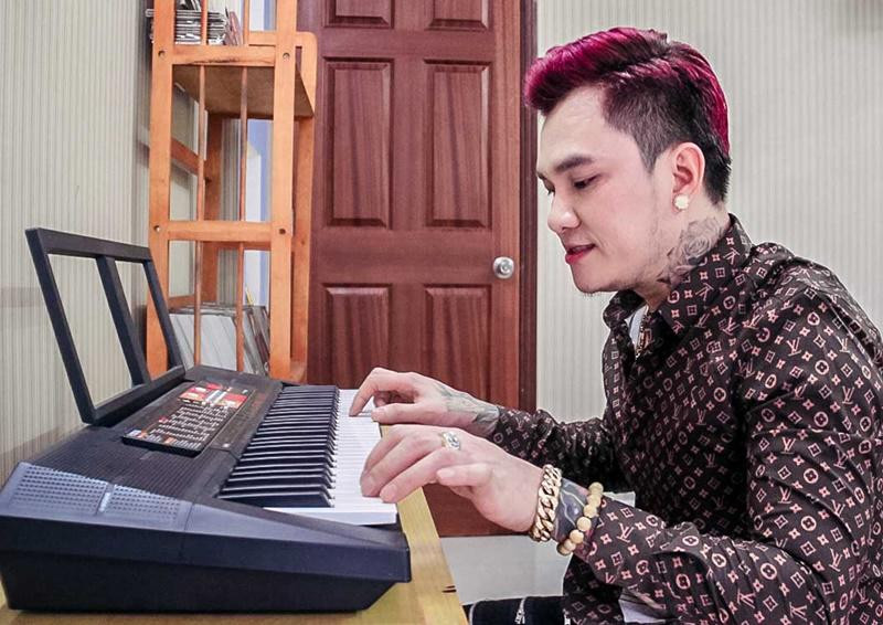 Tại góc cầu thang bước lên lầu 1, Lâm Chấn Huy đặt bức chân dung được chụp cách đây 2 năm, thêm 1 cây đàn và toàn bộ đĩa anh đã từng phát hành.