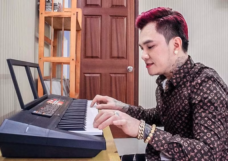 Tại góc cầu thang bước lên lầu 1, Lâm Chấn Huy đặt bức chân dung được chụp cách đây 2 năm, thêm 1 cây đàn và toàn bộ đĩa anh đã từng phát hành.