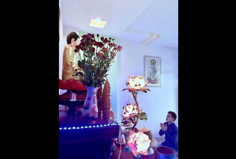Anh chàng là người duy tâm, hướng Phật vì thế trong căn nhà 5 tầng anh dành hẳn 1 nơi để thờ tự. Trong đó, anh đặt tượng quan âm lớn giữa ban thờ, bên cạnh là hoa, quả, đèn...