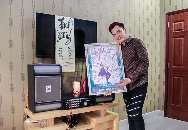 Trên giường ngủ có nhiều gấu bông - quà của fan tặng cho Lâm Chấn Huy sau những buổi biểu diễn. Anh cho biết vì thích bức thư pháp viết tên mình do một fan tặng nên đã treo ngay chỗ giường ngủ.