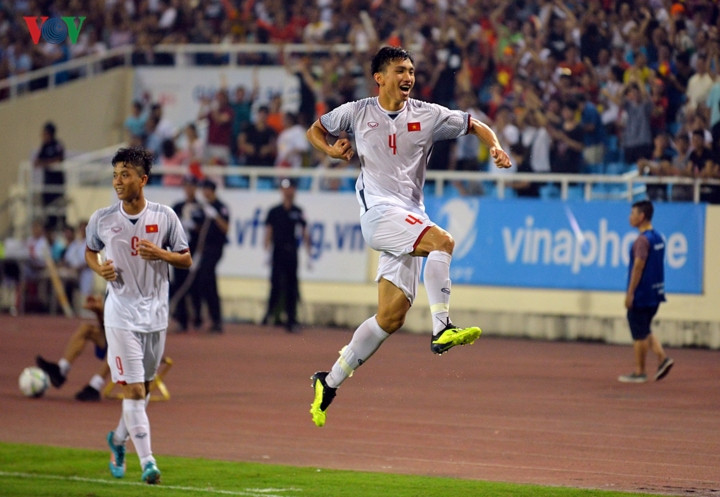 Chạy cánh trái: Đoàn Văn Hậu