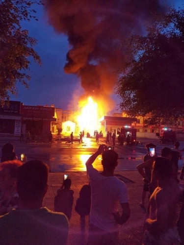 5, Cháy xe bồn chở 23.000 lít xăng ở Móng Cái, Quảng Ninh Khoảng 18h ngày 7/8/2016, do tàn lửa từ việc thắp hương, đốt vàng mã của gia đình ở ngay cạnh cây xăng, phát tán đúng lúc xe bồn đang bơm xăng xuống bể chứa. Vụ cháy này khiến cho xe bồn chở xăng bị cháy hỏng hoàn toàn, một phần cây xăng cũng bị cháy. Ảnh: QTV.vn.