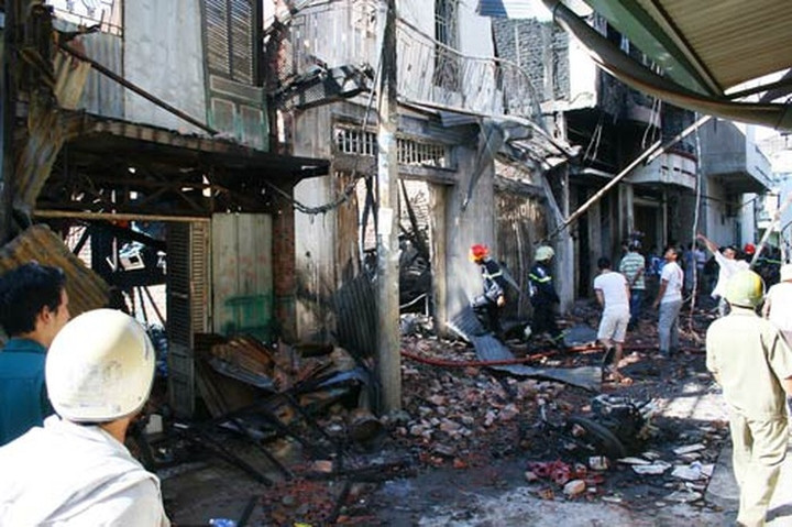 6, Cúng Táo Quân khiến 8 nhà bị thiêu rụi ở TP HCM Khoảng 12h ngày 3/2/2013, một gia đình sống trong hẻm trên đường Lương Thế Vinh (Tân Phú, TP.HCM) cúng ông Táo, khi đem vàng mã ra đốt, tàn lửa bay vào đống mút xốp để gần đó khiến cho bốc cháy dữ dội. Hậu quả làm 8 căn nhà, 7 chiếc xe máy cùng nhiều vật dụng đã bị “bà hỏa” thiêu rụi. Ảnh: Khám phá.