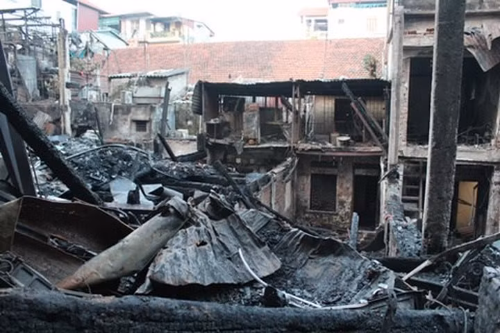 Hậu quả, làm 1 cụ già tử vong do mắc kẹt, 20 căn nhà bị thiêu rụi. Nguyên nhân vụ cháy là do gia đình ở căn nhà gỗ đốt nhiều vàng mã làm lửa bén vào sàn gỗ. Lửa cháy đã làm nổ bình ga, gây hỏa hoạn. Ngọn lửa bùng phát dữ dội và lan ra những ngôi nhà xung quanh. Ảnh: TL.