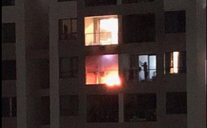 8, Cháy căn hộ chung cư Gold View Khoảng 20h30 tối ngày 15/9/2018, hàng nghìn cư dân sống tại chung cư Gold View (đường Bến Vân Đồn, quận 4, TP.HCM) phải sơ tán khẩn cấp trong đêm vì có cháy tại một căn hộ. Trước đó, một cư dân sống ở đây lúc đốt vàng mã ngoài hành lang đã để lửa bén sang nhiều tấm bìa carton bên cạnh khiến lửa bùng phát dữ dội. Hàng nghìn người dân phải mất ngủ vì sơ tán khẩn cấp. Ảnh: ANTĐ.