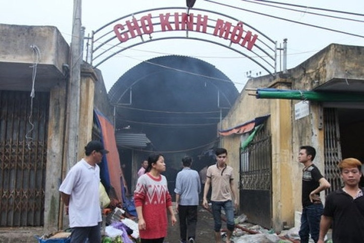 4, Chợ Kinh Môn cháy rụi vì hóa vàng Khoảng 14h ngày 22/2/2015 (Mùng 4 Tết) đã xảy ra một vụ cháy tại chợ Kinh Môn (còn được gọi là chợ Đồn, ở thị trấn Kinh Môn, huyện Kinh Môn, tỉnh Hải Dương) khiến 100 ki ốt bị thiêu rụi, thiệt hại lên đến hàng tỉ đồng. Nguyên nhân do một tiểu thương có kiốt trong chợ Kinh Môn làm lễ hóa vàng, khi đốt vàng mã đã gây ra hỏa hoạn.