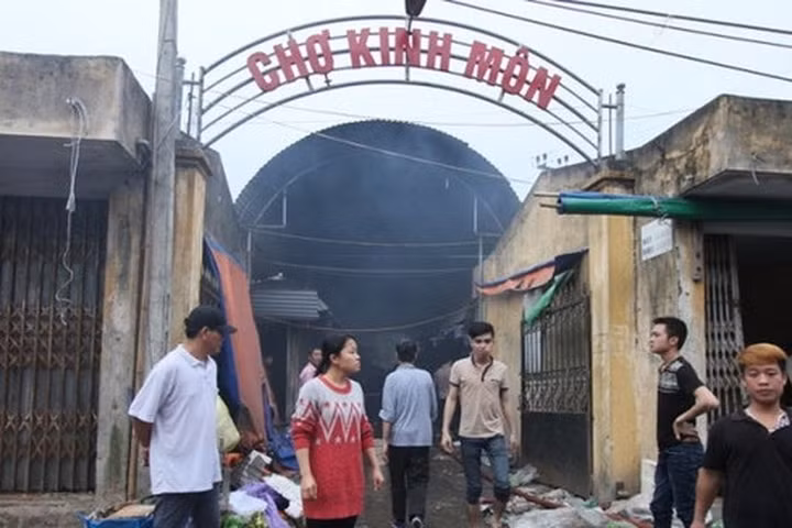 4, Chợ Kinh Môn cháy rụi vì hóa vàng Khoảng 14h ngày 22/2/2015 (Mùng 4 Tết) đã xảy ra một vụ cháy tại chợ Kinh Môn (còn được gọi là chợ Đồn, ở thị trấn Kinh Môn, huyện Kinh Môn, tỉnh Hải Dương) khiến 100 ki ốt bị thiêu rụi, thiệt hại lên đến hàng tỉ đồng. Nguyên nhân do một tiểu thương có kiốt trong chợ Kinh Môn làm lễ hóa vàng, khi đốt vàng mã đã gây ra hỏa hoạn.