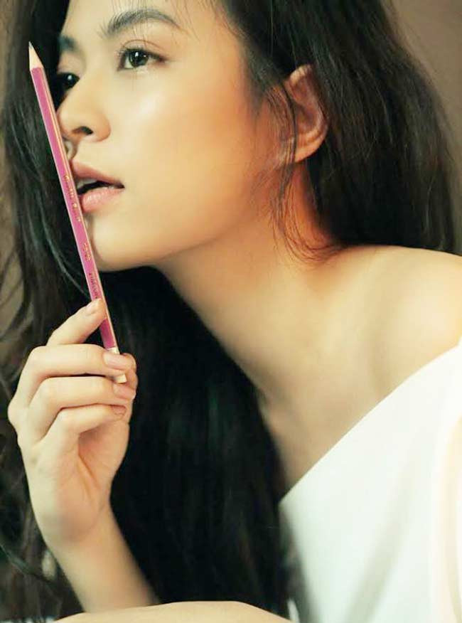 Ai cũng phải gật đầu thừa nhận, Hoàng Thùy Linh trên sân khấu sắc sảo, quyến rũ bao nhiêu thì ngoài đời cô lại trẻ trung, gần gũi bấy nhiêu khi để mặt nguyên bản, không phấn son.