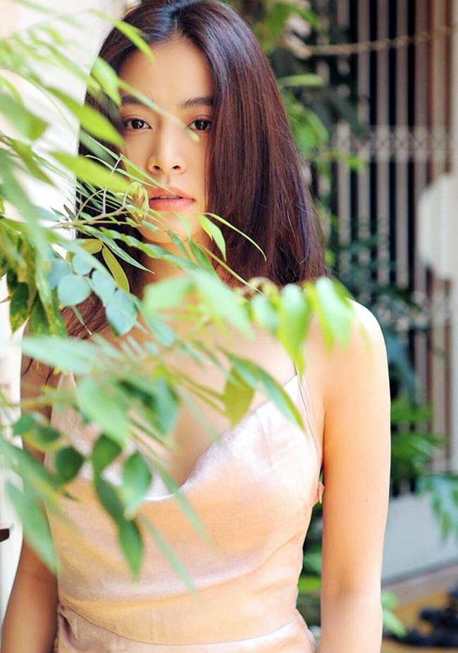 Những lúc không lên sân khấu, Hoàng Thùy Linh thường để mặt tự nhiên, cần lắm thì chỉ tô thêm chút son. Đi dạo phố hay tụ tập bạn bè, mỹ nhân sinh năm 1988 này luôn tối giản hóa mọi thứ từ đầu tóc, thời trang cho đến trang điểm.