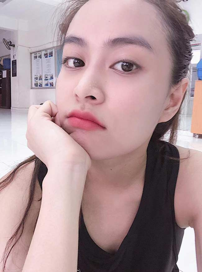 Gần như không có sự khác biệt giữa mặt mộc của nữ ca sỹ Hà thành với khuôn mặt đã qua trang điểm. Ngay cả biểu cảm buồn cũng vô cùng dễ thương, không bị nhợt nhạt hay "khó coi" như nhiều nghệ sỹ khác.