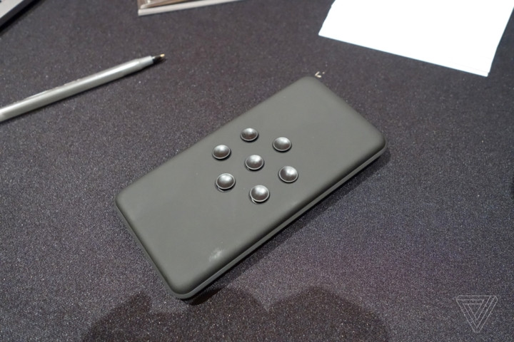  Sạc không dây di động Kickstarter với hình dạng khá kỳ quặc nhưng thú vị. Những nút nhỏ trên bệ mặt bộ sạc có thể giữ smartphone không bị rơi trong khi sạc.