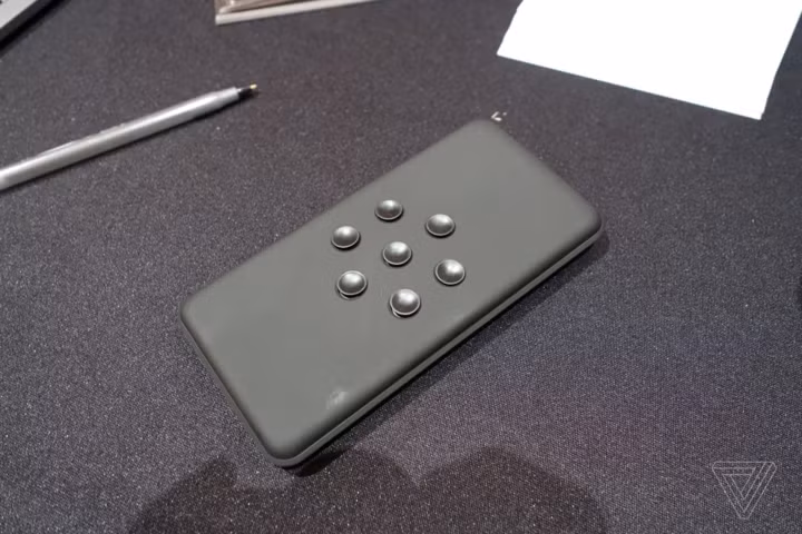  Sạc không dây di động Kickstarter với hình dạng khá kỳ quặc nhưng thú vị. Những nút nhỏ trên bệ mặt bộ sạc có thể giữ smartphone không bị rơi trong khi sạc.