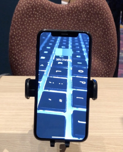 Thêm một bộ sạc kỳ lạ nhưng hữu ích nữa tại CES 2019 là sạc di động treo xe của iOttie. Các thanh đỡ của bộ sạc giúp giữ điện thoại đứng với tốc độ sạc 10W.