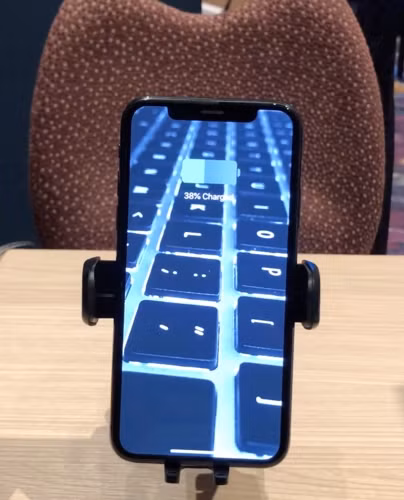 Thêm một bộ sạc kỳ lạ nhưng hữu ích nữa tại CES 2019 là sạc di động treo xe của iOttie. Các thanh đỡ của bộ sạc giúp giữ điện thoại đứng với tốc độ sạc 10W.