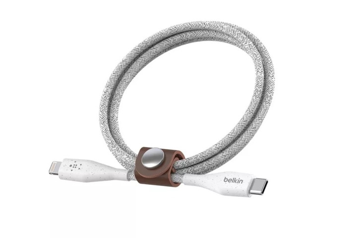 Cáp sạc USB-C của Belkin là công ty đầu tiên ngoài Apple thiết kế cáp sạc chuyển đổi giữa đầu Lightning và USB-C, với độ chắc chắn và mẫu mã đẹp hơn so với sản phẩm của Apple.