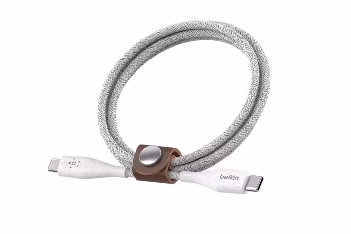 Cáp sạc USB-C của Belkin là công ty đầu tiên ngoài Apple thiết kế cáp sạc chuyển đổi giữa đầu Lightning và USB-C, với độ chắc chắn và mẫu mã đẹp hơn so với sản phẩm của Apple.