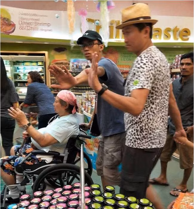 Gần đây ông bị bắt gặp ngồi xe lăn khi đi ra ngoài đường, sức khỏe giảm sút rõ rệt.