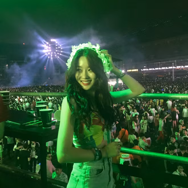 Sức hút của thánh nữ xinh đẹp trong đoạn clip quẩy EDM quá lớn và cũng không mất quá nhiều thời gian để dân mạng Việt tìm ra danh tính của cô nàng. Theo đó, cô gái đang khiến mạng xã hội Việt xôn xao vài ngày nay có tên là Baek Buthana - một nữ sinh của trường Đại học nữ Sungshin, Hàn Quốc. Đoạn clip "thần thánh" đưa Baek Buthana đến với dân mạng Việt Nam và quốc tế được ghi lại trong sự kiện âm nhạc Ultra Korea diễn ra vào ngày 11/6 vừa qua.