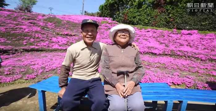 Hàng năm, vào mỗi ngày khi mùa xuân đến, có tới 7.000 nghìn du khách đến một thị trấn nông thôn của Nhật Bản để thăm một vườn hoa đẹp, lãng mạn nhất thế giới. Đó là vườn hoa cụ ông trồng để dành tặng người vợ mù của mình. Sau khi kết hôn cách đây 60 năm, ông bà Kuroki đã dành thời gian để chăm lo, nuôi nấng 2 đứa con đến tuổi trưởng thành. Hai con của ông bà hiện đang điều hành một trang trại sản xuất bơ sữa tại thị trấn nhỏ Shintomi ở Miyazaki.