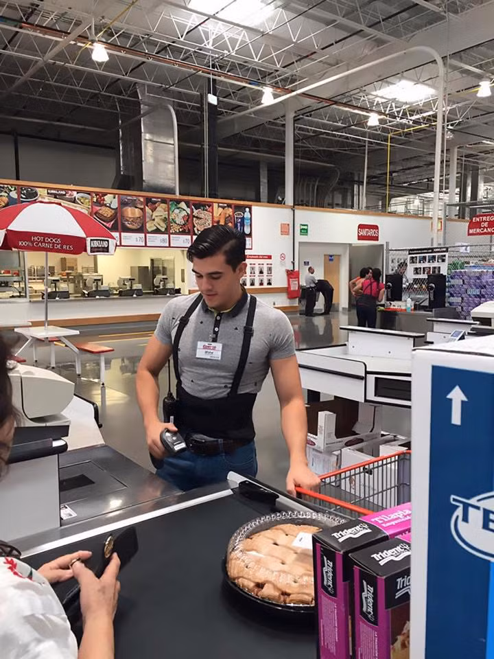 Dân mạng nhanh chóng tìm ra thông tin về anh chàng. Đó là nhân viên thu ngân bán thời gian tại siêu thị Costco (chi nhánh bang Chihuahua, Mexico) tên Irvin Villatoro, 21 tuổi. 9X được mệnh danh là 'chàng thu ngân điển trai nhất thế giới', theo The Sun.