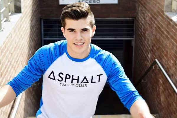 Jay Jay Ortiz hài hước bình luận: 'Anh ấy đẹp trai quá! Tôi sẽ tới siêu thị hàng ngày để được ngắm anh làm việc'.