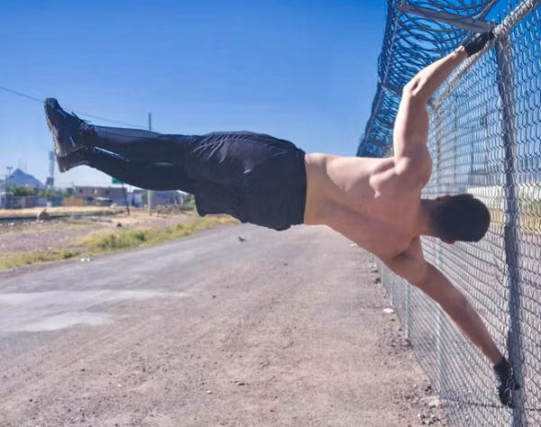 Theo thông tin trên Instagram cá nhân, 'chàng thu ngân điển trai nhất thế giới' đang tham gia cuộc thi người mẫu Mr Model Mexico 2017. Trước đó, anh cũng tham gia cuộc thi Mr Model Chihuahua, được tổ chức ở phía bắc bang Mexico - nơi anh sinh sống.