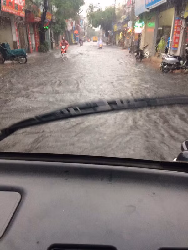 Do ảnh hưởng của rãnh áp thấp phân tích trên nên từ đêm qua ngày 12/6 đến ngày 15/6 ở Bắc Bộ và Thanh Hóa có mưa, mưa vừa, vùng núi mưa to và rải rác có dông. Đêm 15/6 và ngày 16/6, rãnh áp thấp phân tích trên bị nén bởi không khí lạnh từ phía Bắc nên ở Bắc Bộ và Thanh Hóa có mưa vừa, mưa to, có nơi mưa rất to và rải rác có dông. Trong cơn dông có khả năng cao xảy ra tố, lốc, mưa đá và gió giật mạnh.