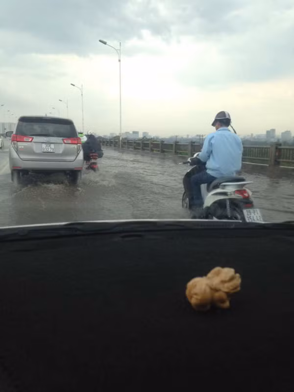 Dự báo thời tiết khu vực Hà Nội, từ hôm nay đến ngày 15/6 có mưa rào và dông. Đêm 15/6 và ngày 16/6 có mưa vừa, mưa to và dông. Cảnh báo: Mưa dông diện rộng ở các tỉnh Bắc Bộ còn có khả năng kéo dài đến khoảng ngày 20/6.