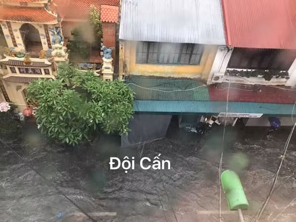 Cùng xem thêm một số hình ảnh được chia sẻ về Hà Nội sau trận mưa dông sáng nay - Khu vực Đội Cấn.