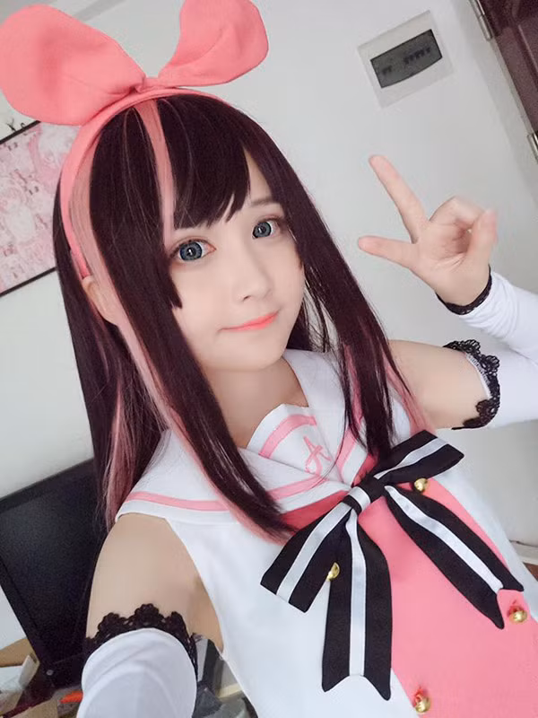 Cô gái có gương mặt trẻ thơ đang khiến cộng đồng mạng chú ý tên là Agila, đến từ Trung Quốc.