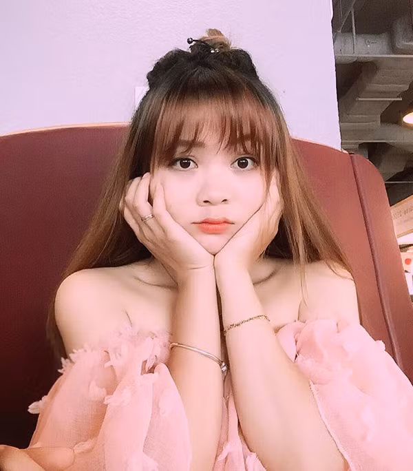 Ngoài ngoại hình xinh xắn thì các clip cover cũng mang cô gái 9X đến gần hơn với cộng đồng mạng.