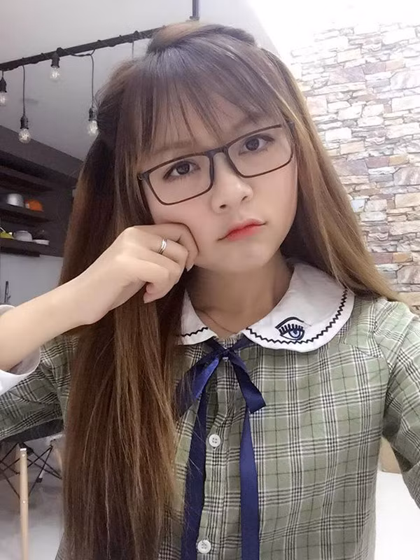 Bên ngoài, Hà Đào sở hữu chiều cao 1m60.