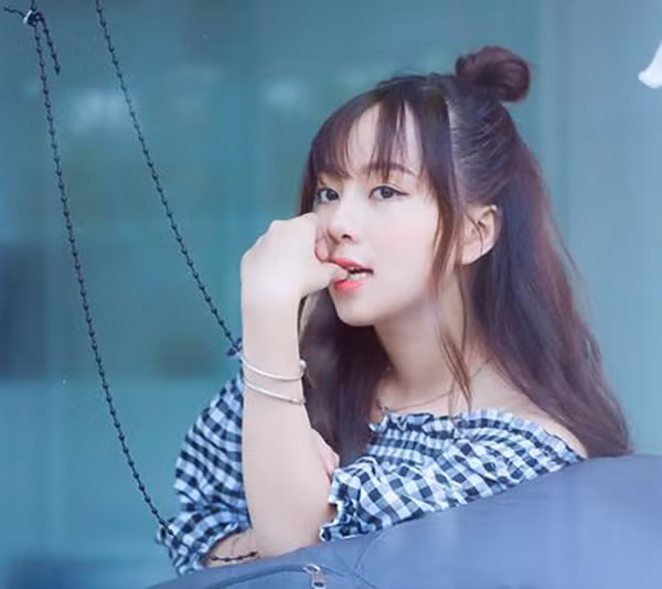 Cô gái trẻ xuất hiện trong clip tên là Hà Đào, sinh năm 1996, hiện đang là sinh viên khoa diễn viên Kịch - Điện ảnh tại trường Sân khấu điện ảnh TP.HCM.